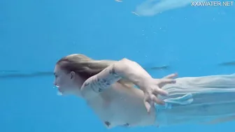 Mimi Cica again shows how sexy she can swim