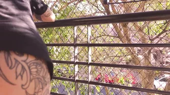 VECINA LIMPIA EL BALCON SIN TANGA Y SE LE VE TODO