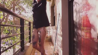 VECINA LIMPIA EL BALCON SIN TANGA Y SE LE VE TODO