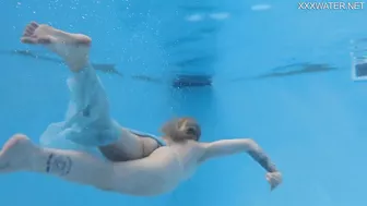 Finnish blonde tattooed pornstar Mimi underwater