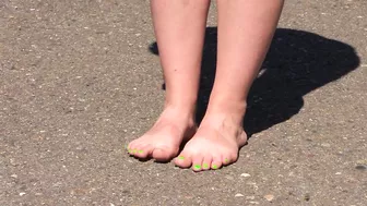 Bare feet on hot asphalt