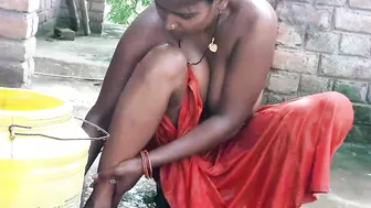 Chhup chhup ke maine bhabhi ki chut Dekhi nahate time, I see pussy her bhabhi in bothing