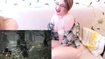 Gamer lesbian orgasms while playing Dark Souls 3, has her pussy fingered and licked by girlfriend