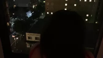 夜景をバックにバック