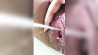 CLOSE UP OF HOW URINE COMES OUT OF A HAIRY PUSSY!Comment if you like it????