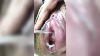 CLOSE UP OF HOW URINE COMES OUT OF A HAIRY PUSSY!Comment if you like it????