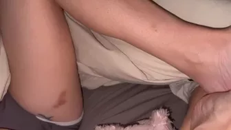 Massage wand on his balls and cock between my toes. He shoots a huge cumshot on my sexy feet!