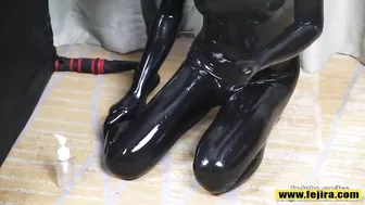 Fejira com Latex-clad girl fondles herself in bondage