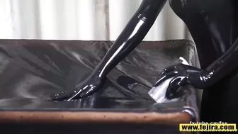 Fejira com Latex-clad girl fondles herself in bondage