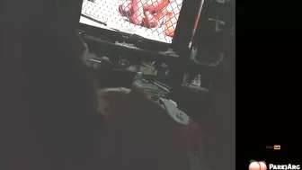 Me chupa la pija mientras miro UFC