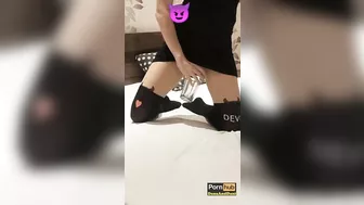 A TIK TOK GIRL PISSING IN THE BED WITH THE CUP AND DANCING (GOLDEN SHOWER)