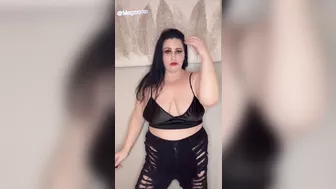 BBW SLUT WITH MASSIVE NATURAL TITS TAKES HER TOP OFF
