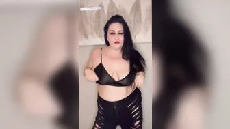 BBW SLUT WITH MASSIVE NATURAL TITS TAKES HER TOP OFF