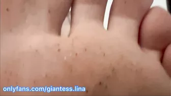 Giantess Lina and her tiny worshiping her feet