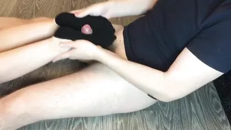 Teen socks job in black ped socks, cumshot on feet.