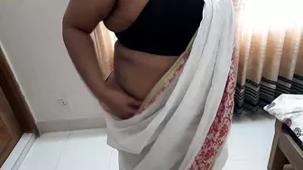 (Tamil hot aunty saree striping) Aunty Ko Jabardast Chudai aur maja karti hua - Hindi Clear Audio