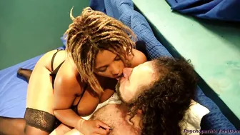 French Kiss e Blowjob Dea Nera Bacia il Marito Mentre la Schiava Bianca Lo Sega e Spompina