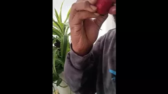 Eating fruit like pussy! Oral sex expert have that pussy leaking