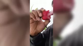 Eating fruit like pussy! Oral sex expert have that pussy leaking