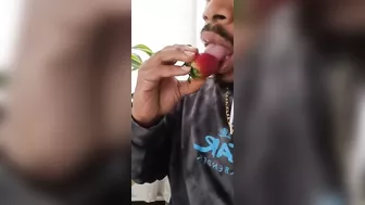 Eating fruit like pussy! Oral sex expert have that pussy leaking