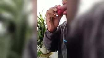 Eating fruit like pussy! Oral sex expert have that pussy leaking