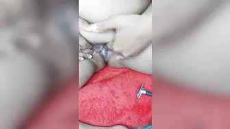 Desi bhabi shaving her wet pussy