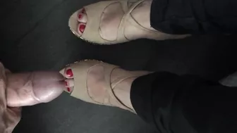 Back from work i want cum on my feet!!! Sexy milf shoejob with high heels and red nails...Big cum...