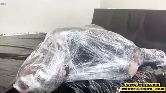 Fejira com Wrap yourself in a plastic bag all over