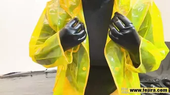 Fejira com Wearing a plastic raincoat to feel the vibrator orgasm