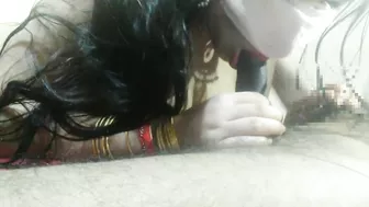 Lund ki chatni bna di chus chus kar Indian Bhabhi hot blowjob Sucking and Kissing (Hindi audio).