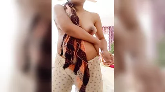 Tamil sexy aunty after shower sexy body in towel secret mms