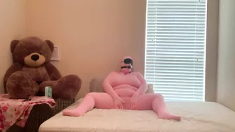 Pink Zentai BBW masturbating