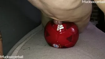 #18 Ejaculation rapide sur un ballon de foot du Bayern Munich