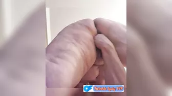 Granny squirts like hell fingering her old pussy !