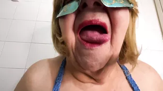 Sexy granny bbw granny sucking dildo