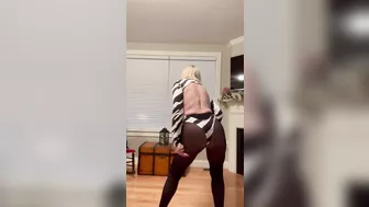 GILF DANCING IN PANTYHOSE DANIELLE DUBONNET