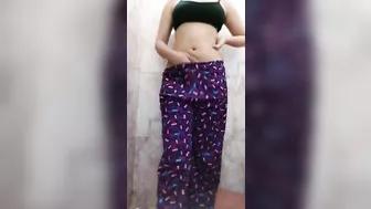 Aapni biwi ko hot yoga krte hue dekha aur sexy maal bana diya