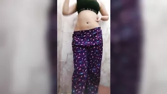 Aapni biwi ko hot yoga krte hue dekha aur sexy maal bana diya