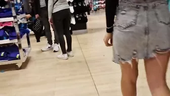 Espio a una Morena latina pov en primark para follarmela, si el video llega a 100 likes subo el vide