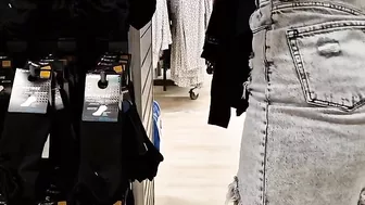 Espio a una Morena latina pov en primark para follarmela, si el video llega a 100 likes subo el vide