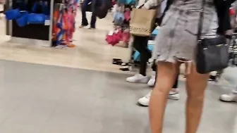 Espio a una Morena latina pov en primark para follarmela, si el video llega a 100 likes subo el vide