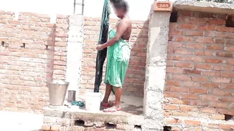 Indian cute and sexy bhabhi apni chhat me, apni chut me sabun Lagakar naha rhi h! Cute bhabhi bothing on her roof.