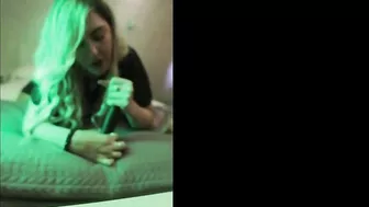 TROIA ITALIANA BLASFEMA GODE CON UN GROSSO DILDO