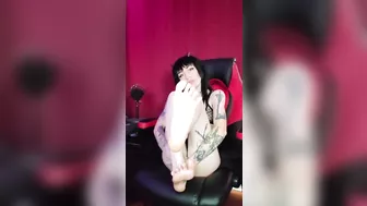 Goth Girl Shows Feet