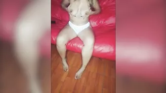 Me masturbo mirando porno en el sillon (Parte 1)