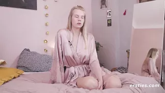 Ersties - Die 22-jährige Jolien macht es sich in sexy Dessous vor dem Spiegel