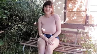 Ersties - Die Australierin Lucy Q. masturbiert vor ihrem Schlafzimmerfenster