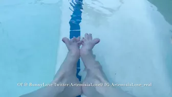 Artemisia Love POV feet fetish in the pool OF@BunnyLove Twitter:ArtemisiaLove9 IG:ArtemisiaLove_real