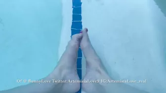 Artemisia Love POV feet fetish in the pool OF@BunnyLove Twitter:ArtemisiaLove9 IG:ArtemisiaLove_real