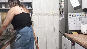 Stepmom masturbates while cooking